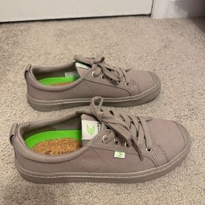 Cariuma OCA All Mystic Grey Canvas Sneakers Unisex W9, M 7.5